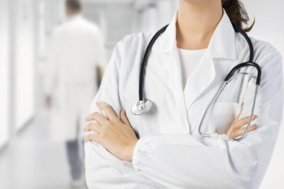 Daha bir saxta həkim qalmaqalı: Katibə cərrahlıq edir? – VİDEO