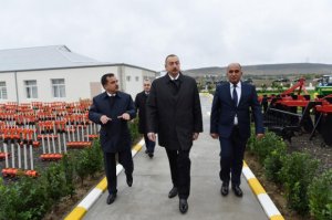 İlham Əliyev Qazaxda kəndli fermer təsərrüfatının təqdimatında