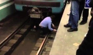 Bakı metrosunda daha bir kişi özünü qatarın altına atdı