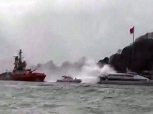İstanbulda 135 nəfər sərnişini olan gəmi yandı