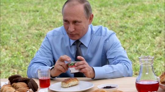 Putinin qida rasionu: Səhər çiy yumurta içir, şirniyyatı sevmir, konfet, tort, şokolad yemir...