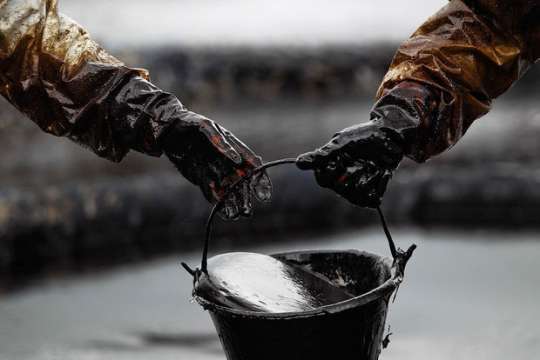 Neft 4 dollara düşdü: neft bazarının qara günü