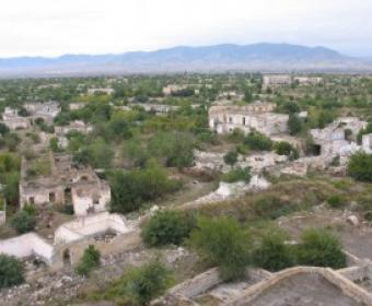 Ermənistan işğal altındakı Laçında Suriyadan qaçan ermənilərə ev tikir
