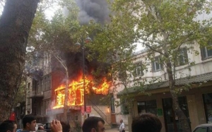 Astarada ərzaq mağazası yandı