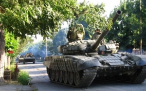Rus tankları Novazovska buraxılış məntəqəsinə atəş açmağa başlayıb