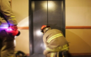 4 nəfər liftdə qaldı-  Bakıda