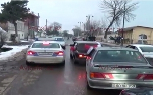 Bu dəfə “avtoş”lar yol polisinin qarşısını kəsdi - Lənkəranda+Video