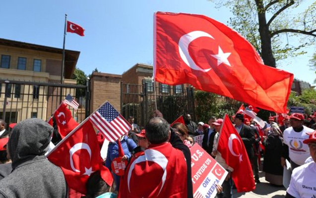 “Azeri vatandaş türk bayrağını tek başına korudu”- Türkiyə mediası