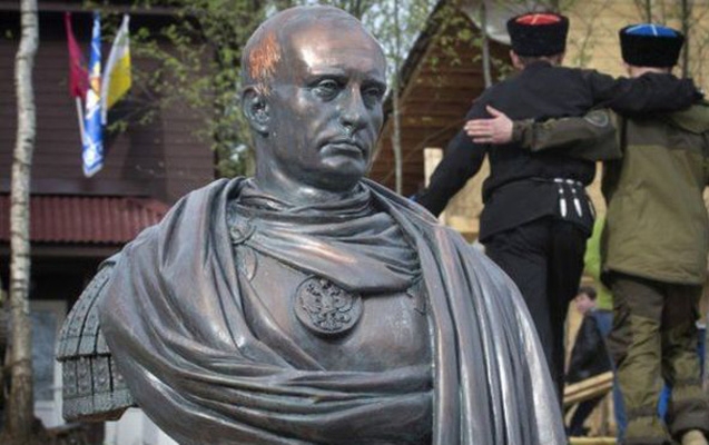 Putinin Roma imperatoru paltarında heykəli- Foto