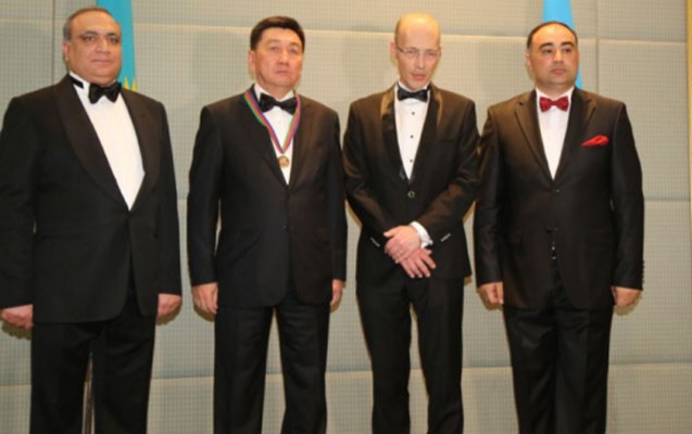 Bakı Nobel İrsi Fondu qazaxıstanlı qubernatora medal verdi