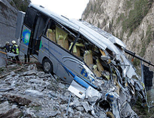Avtobus uçuruma yuvarlandı; 10 yaralı