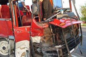 Masallıda avtobus qatara çırpıldı: yaralananlar var
