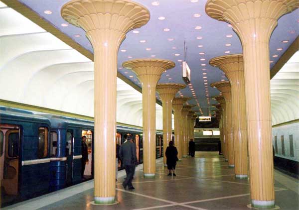 Metro tunelinin tavan örtüyü gücləndirilir