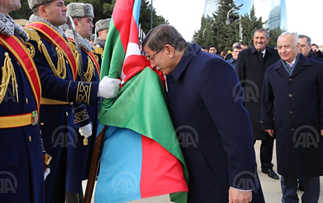 Davudoğlu Azərbaycan bayrağını öpdü - Fotolar