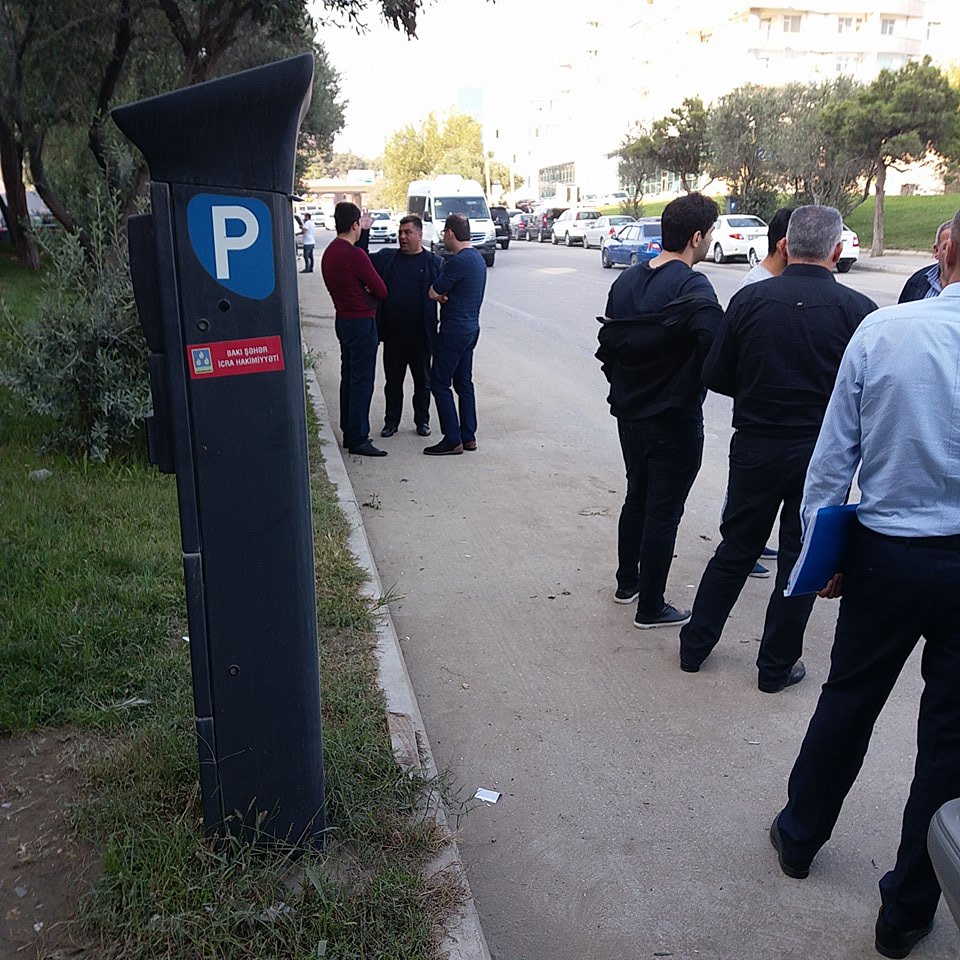 Bakıda görünməmiş qanunsuzluq: yol polisi parkomatın yanından maşınları apardı