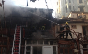 Bakının mərkəzində bina yandı- Foto