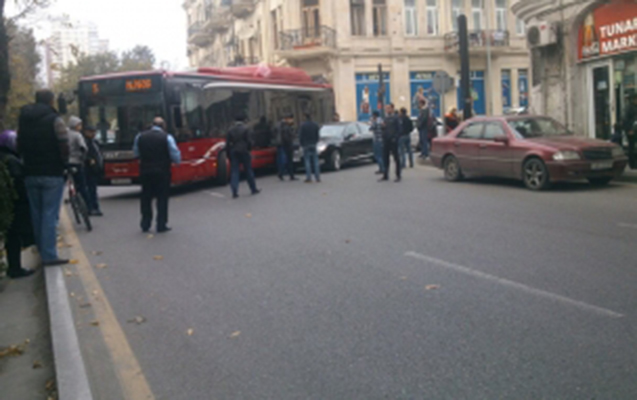 “Baku Bus”ın avtobusu qəzaya düşdü