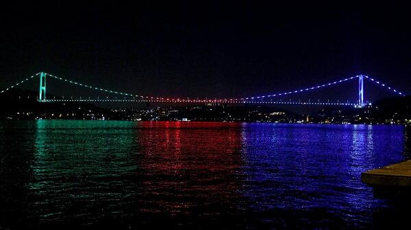 İstanbul körpüsü bayrağımızın rəngləri ilə işıqlandırıldı