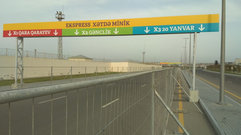 Bakı Olimpiya Stadionundan İctimai Nəqliyyat Terminalına gedən yolda məlumatlandırıcı lövhələr quraşdırılır