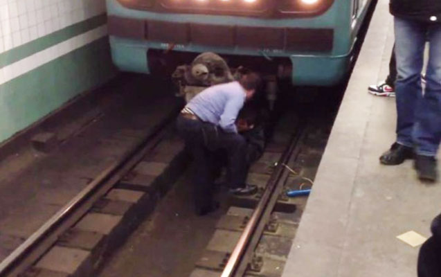 Bakı metrosunda qorxulu anlar - Sərnişin qatar yoluna düşüb qaçmağa başladı