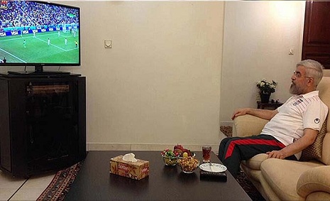 Şərhsiz | Ruhani futbol izləyir - FOTO
