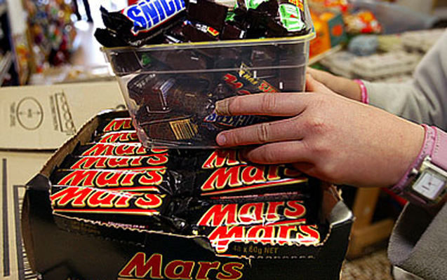 “Mars” və “Snickers”lərin içindən plastik çıxdı