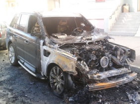 Bakıda “Land Rover” yandı