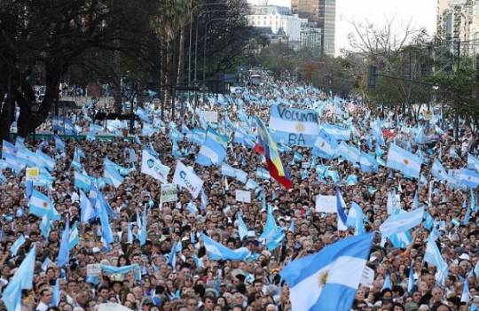 Argentina böhranla kompleks mübarizəyə başladı – Deputatların maaşı donduruldu