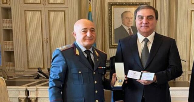 Ramiz Mehdiyevin qardaşı oğlu icra başçısına medal verdi – FOTO