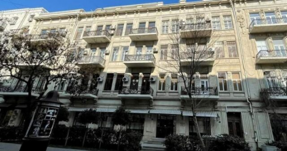 NİZAMİ KÜÇƏSİNDƏ TARİXİ BİNALARI BELƏ MƏHV EDİRLƏR – FOTO