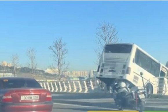 Bakıda qəribə hadisə: Sürücüsü olmayan avtobus qəza törətdi