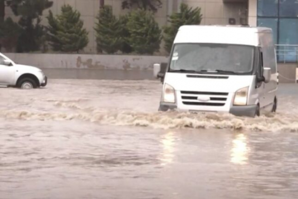 “Venesiya”ya çevrilən Sabunçu vağzalı: “Gəzmək mümkün deyil” – VİDEO