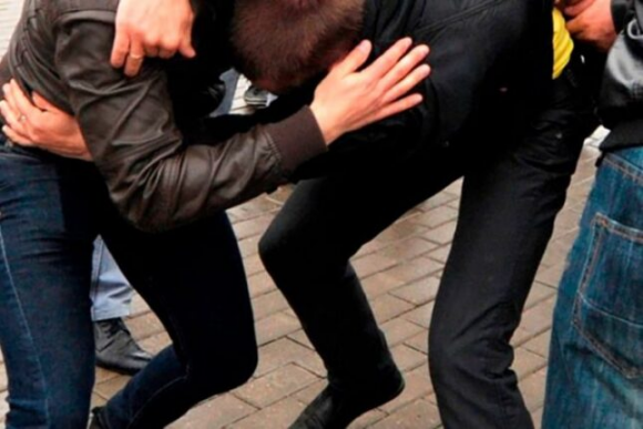 Vəzifəli şəxs küçədə vətəndaşı döydü – TƏFƏRRÜAT