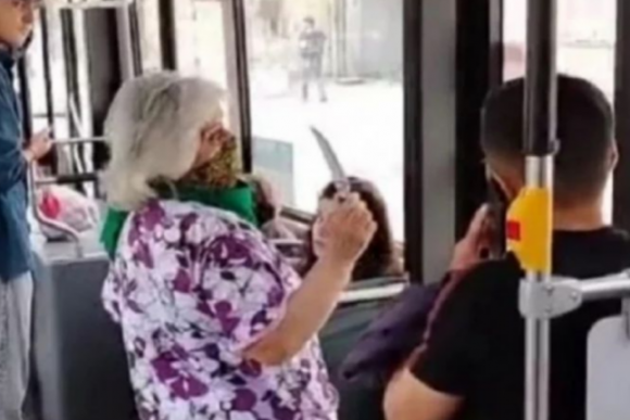 Bakıda avtobusda kəsici alətlə qeyri-adekvat hərəkətlər edən qadın saxlanıldı