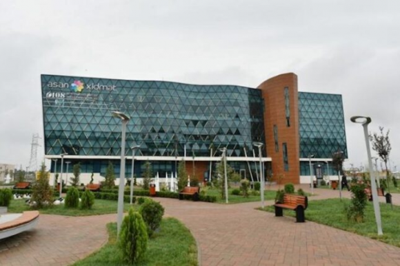 4 yaşlı qız “ASAN Xidmət”in ikinci mərtəbəsindən yıxılaraq öldü