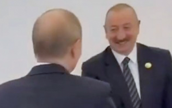 İlham Əliyevlə Putinin salamlaşma anı – Video