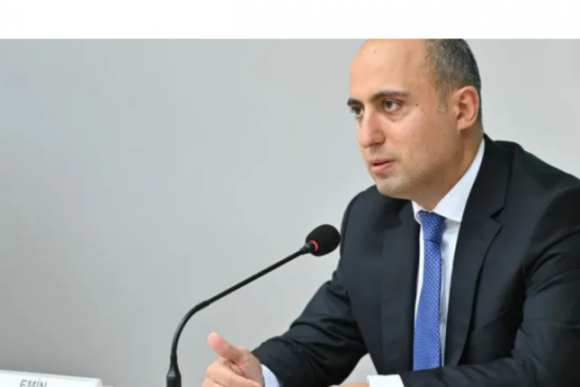 Dosentdən Emin Əmrullayevə CAVAB… “Pis dərslik yoxdur, naşı məmur var”