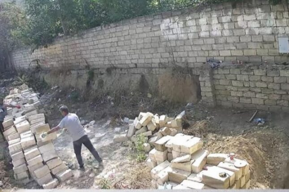 Suraxanıda rabitə xətlərinin üzərindəki qanunsuz tikiliyə kim icazə verib? – FOTO