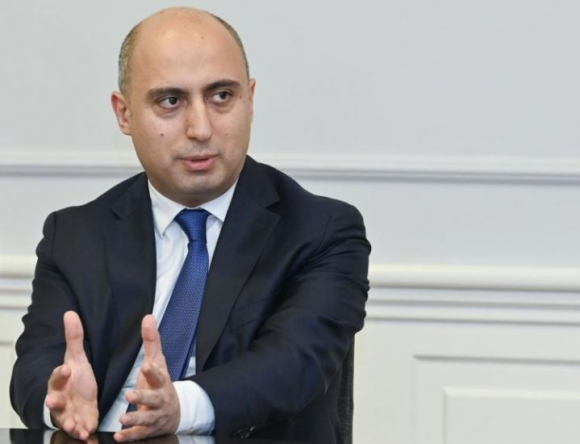 “Orta məktəblərdə pul yığılması halları var” – Emin Əmrullayev