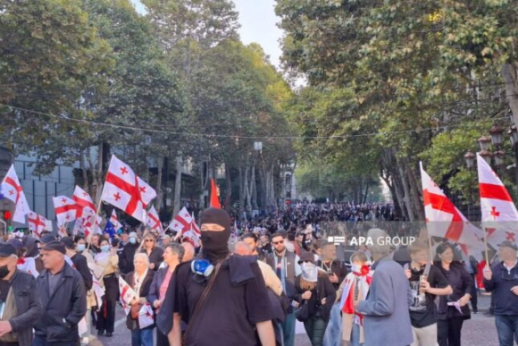 Tbilisidə mitinqçilər Prezident sarayının ərazisinə giriblər – FOTOLAR (YENİLƏNİB)