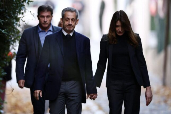 Nikola Sarkozi həbsxanaya arvadı ilə əl-ələ getdi – VİDEO