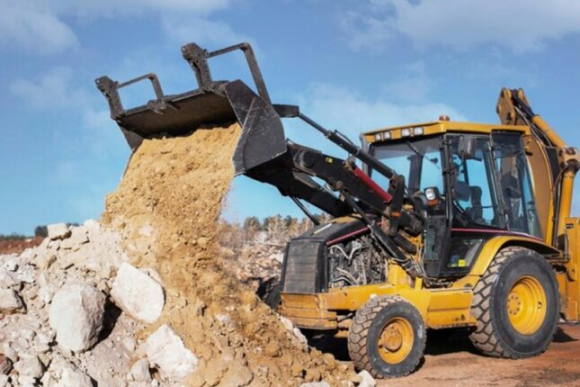 Bakı şəhərinin Səbail rayonu ərazisində yerləşən istismar müddəti bitmiş qəzalı binaların söküntüsünə başlanılır.
