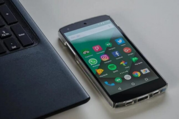 Bu proqramı telefondan silin – Yazışmaları oxuyurlar