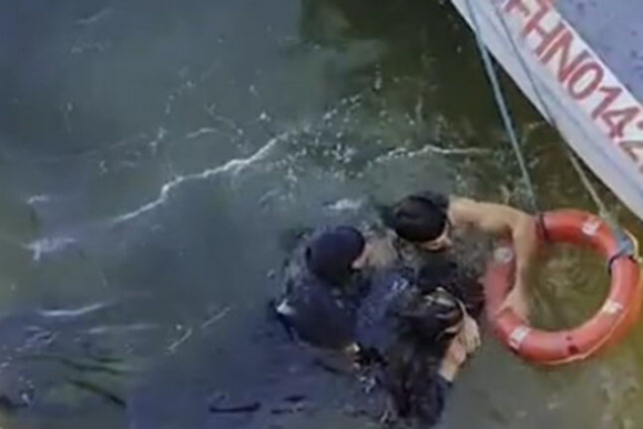 Bulvarda dənizə düşən gənclər xilas edildi – Video